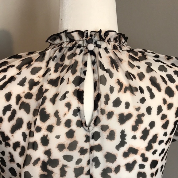 Express ruffle mock neck top in animal print - Picture 3 of 7